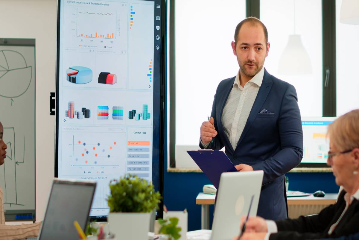 Sales person in front of a laptop